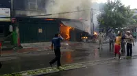 Warga berusaha memadamkan kobaran api yang membakar ruko di Jalan Mawardi Raya, Grogol, Jakarta Barat. (TMC)