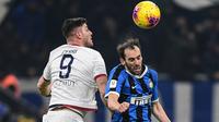 Bek Inter Milan, Diego Godin, duel udara dengan pemain Cagliari, Alberto Cerri, pada laga Coppa Italia di Stadion Giuseppe Meazza, Rabu (15/1/2020). Inter Milan menang 4-1 atas Cagliari. (AFP/Miguel Medina)