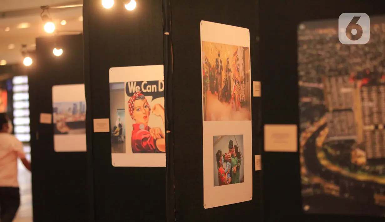 Pengunjung melihat foto-foto yang dipamerkan dalam pameran foto jurnalistik Indonesia Tangguh Indonesia Tumbuh, di Mal Central Park, Jakarta Barat, kamis (12/8/2021). Pameran berlangsung pada 11-22 Agustus 2021. (Liputan6.com/Angga Yuniar)