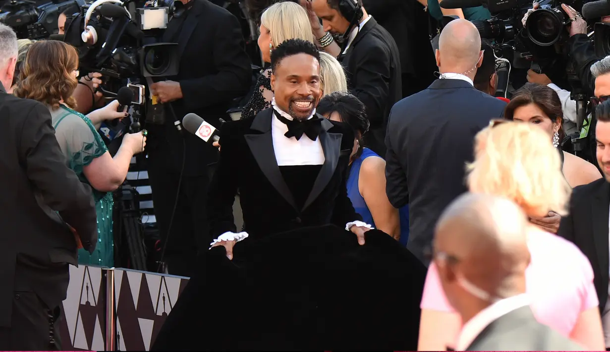 Aktor Billy Porter menghadiri perhelatan Piala Oscar 2019 yang digelar di Dolby Theatre, Los Angeles, Minggu (24/2). Bukan setelan jas atau sejenisnya, Billy Porter justru mengenakan gaun hitam menyapu lantai di karpet merah Oscar 2019. Robyn Beck / AFP)