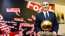 Fabio Cannavaro. Eks sayap kanan Portugal berusia 49 tahun ini memperkuat Real Madrid selama 3 musim mulai 2006/2007 hingga 2008/2009. Ia menjadi pemain Real Madrid ke-5 yang meraih gelar Ballon d'Or, yaitu pada tahun 2006. (AFP/Franck Fife)