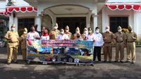 PAPPRI Kabupaten Brebes, Jawa Tengah menyerahkan hasil ngamennya kepada korban Erupsi Gunung Semeru. (Foto: pemkab Brebes/Liputan6.com)