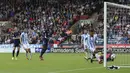 Gelandang Tottenham Hotspur, Moussa Sissoko, mencetak gol ke gawang Huddersfield Town pada laga Premier League di Stadion The John Smith, Sabtu (30/9/2017). Tottenham Hotspur menang 4-0 atas Huddersfield Town. (AP/Nigel French)