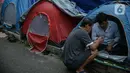 Pengungsi Afghanistan berbincang di tenda yang didirikan di trotoar Kawasan Kebon Sirih, Jakarta, Kamis (26/8/2021). Sebanyak 20 pengungsi asal Afghanistan kembali menempati trotoar dengan harapan bisa diterbangkan ke negara lain. (Liputan6.com/Faizal Fanani)