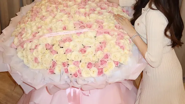 Valentine Belum Berakhir, Laura Moane Tampil Flawless Saat Terima Buket Bunga Raksasa Bernuansa Pastel