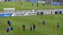 Sejumlah pemain Schalke tetap menjaga jarak saat mengikuti sesi latihan di Gelsenkirchen, Jerman, Rabu, (29/4/2020). Schalke kembali menggelar latihan jelang rencana akan kembali bergulirnya Bundesliga di tengah pandemi COVID-19 pada Mei mendatang. (AP/Martin Meissner)