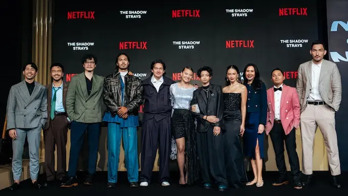 Timo Tjahjanto bersama para bintang "The Shadow Strays". [Foto: Netflix]