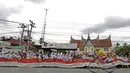 Bendera Merah-Putih sepanjang 50m dibentangkan anak-anak sekolah saat balapan Tour de Singkarak 20116 pada etape ke-7 di daerah Dharmasraya, Sumatera Barat, (12/8/2016). (Bola.com/Nicklas Hanoatubun)