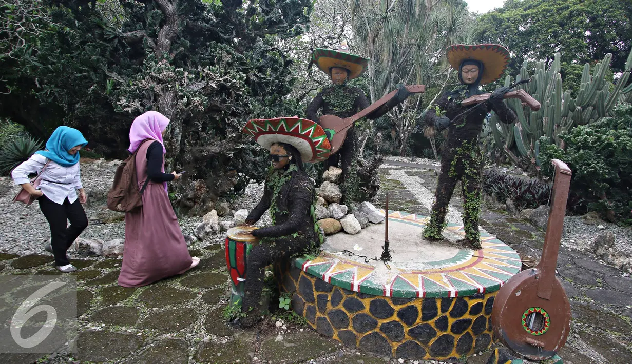 Pengunjung saat mengunjungi Taman Meksiko, Kebun Raya Bogor, Jawa Barat, Senin (28/3). Di taman tersebut, terdapat 100 jenis kaktus, agave, yucca, dan sukulen yang berasal dari gurun Amerika serta Asia. (Liputan6.com/Immanuel Antonius)