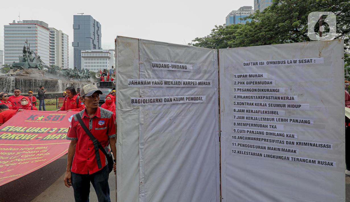 Massa buruh yang tergabung dalam Gerakan Buruh Bersama Rakyat (GEBRAK) menggelar demo di kawasan di Patung Kuda, Jakarta Pusat, Kamis (20/10/2022). Mereka menuntut harga bahan bakar minyak (BBM) diturunkan hingga mendesak pemerintah mencabut UU Cipta Kerja (Ciptaker). (Liputan6.com/Faizal Fanani)