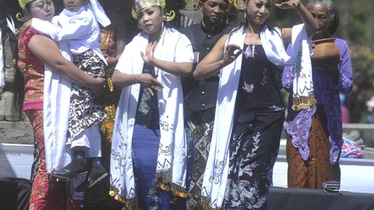 Ritual potong rambut anak gimbal ramaikan Dieng Culture Festival