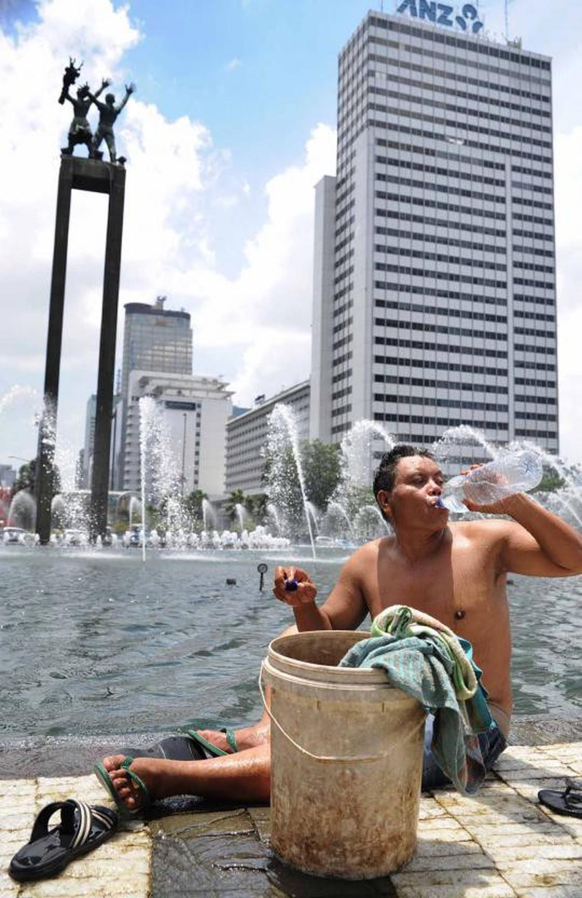 Demo Hari Air, mandi di Bundaran HI