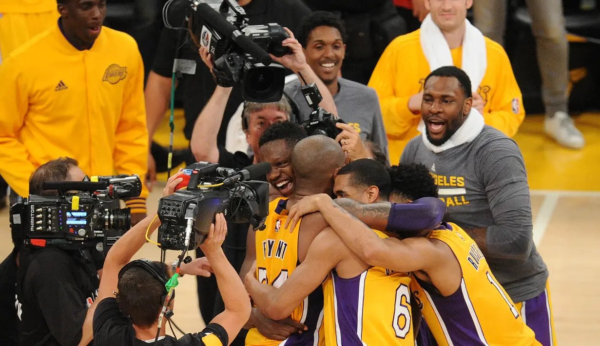 Para pemain Los Angeles Lakers memeluk Kobe Bryant usai pertandingan antara Lakers melawan Utah Jazz di Staples Center, AS, (13/4).Pertandingan kali  ini merupakan yang terakhir bagi Kobe Bryant. (Gary A. Vasquez-USA TODAY Sports)