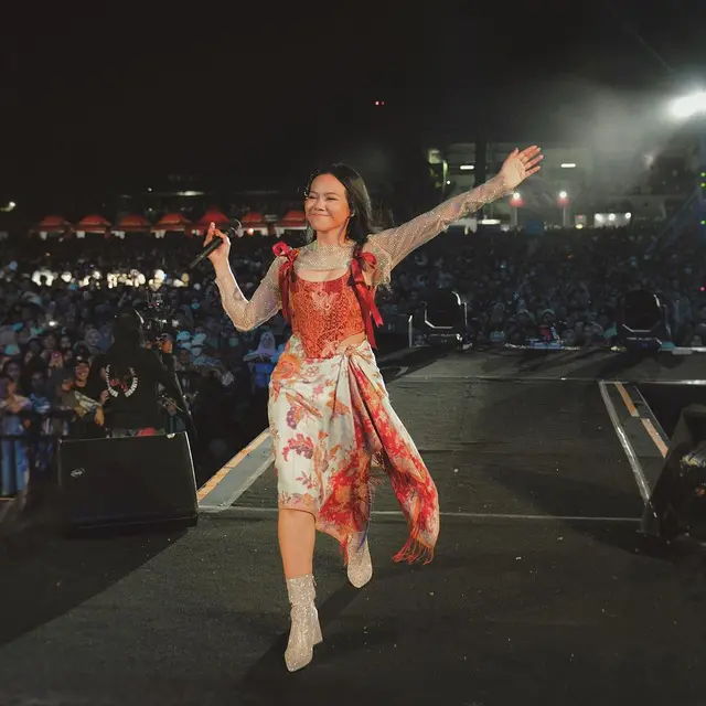 8 Ide OOTD Batik Kekinian ala Public Figure, dari Maudy Ayunda hingga Erina Gudono