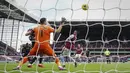 Penjaga gawang Aston Villa, Emiliano Martinez gagal membendung tendangan pemain Arsenal, Bukayo Saka (kiri bawah) yang menghasilkan gol pada pertandingan pekan ke-24 Premier League 2022/2023 yang berlangsung di Villa Park, Sabtu (18/2/2023). (AP Photo/Jon Super)