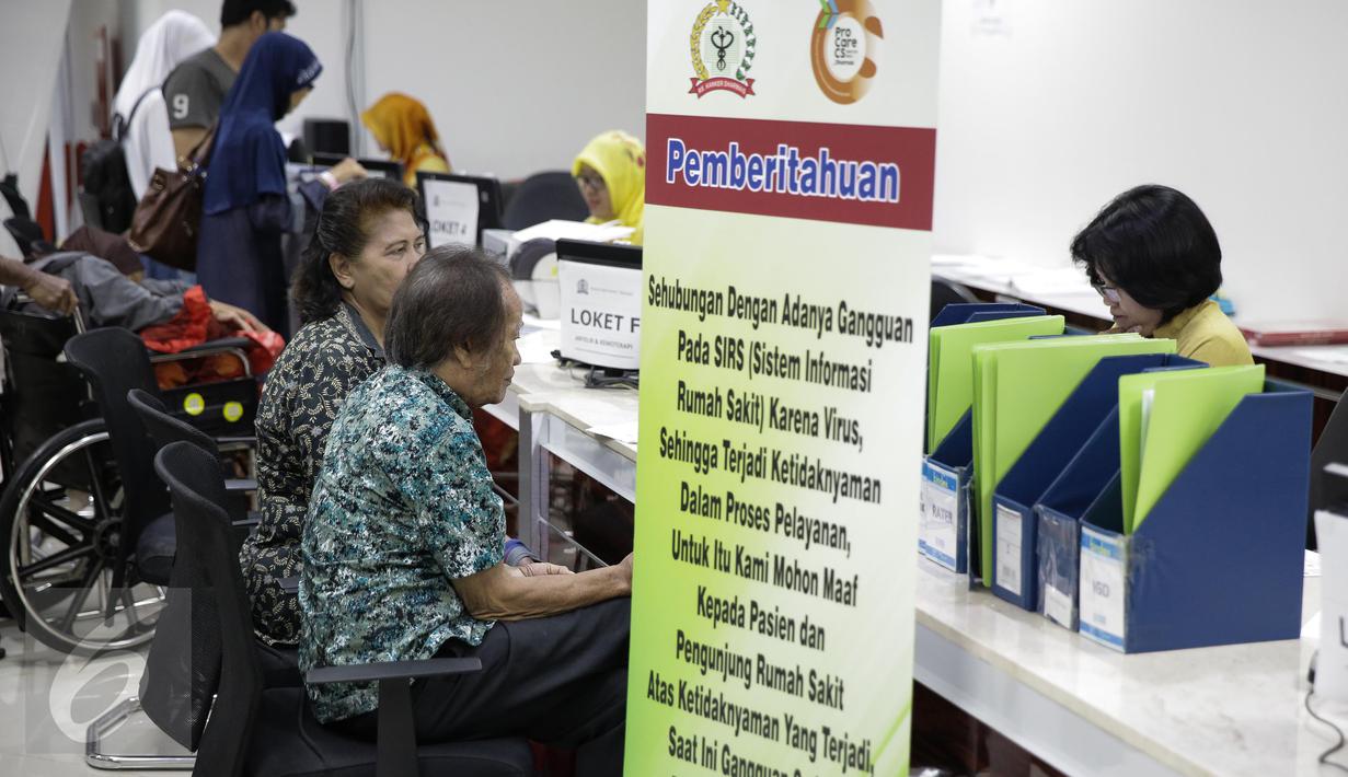 Poster pemberitahuan Ransomware WannaCrypt atau WannaCry dipasang di RS Kanker Dharmais, Jakarta, Senin (15/5). Akibat serangan ransomware WannaCrypt antrean pasien di Rumah Sakit Dharmais tidak berfungsi. (Liputan6.com/Faizal Fanani)