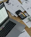 Langkah pertama dalam sistem amplop digital adalah mengetahui berapa besar uang yang dapat dikelola setelah menerima gaji. (Foto/dok: Pexels/Tima Miroshnichenko)