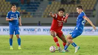 Gelandang Persis Solo, Braif Fatari, saat berusaha melewati adangan gelandang Persib Bandung, Marc Klok, saat berjumpa pada pertandingan pekan ke-17 BRI Liga 1 2024/2025 di Stadion Manahan, Solo, Minggu (29/12/2024). (Bola.com/Radifa Arsa)