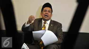 Wakil Ketua DPR Fahri Hamzah memberikan keterangan pers terkait proses pengaduannya ke MKD atas tindakan yang dilakukan Petinggi PKS Sohibul iman, Surahman Hidayat dan Hidayat Nur Wahid di Jakarta (29/4). (Liputan6.com/Johan Tallo)