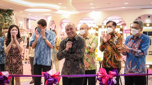Menteri Koperasi dan UKM Teten Masduki dalam acara peresmian gerai iCantix & Co yang pertama di Plaza Indonesia, mengutip keterangan resmi, Kamis (16/6/2022).