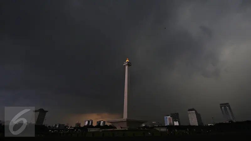 20161110-Cuaca-Ekstrem-Monas-Jakarta-IA