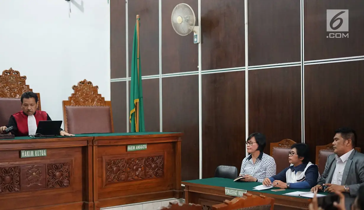 Sidang gugatan praperadilan yang dilayangkan Denny Andrian di PN Jakarta Selatan, Selasa (20/8/2019). Hakim tunggal Sudjarwanto menolak gugatan Denny kepada Polda Metro Jaya terkait tilang elektronik 'salah alamat' karena gugatannya tidak termasuk objek praperadilan. (Liputan6.com/Immanuel Antonius)