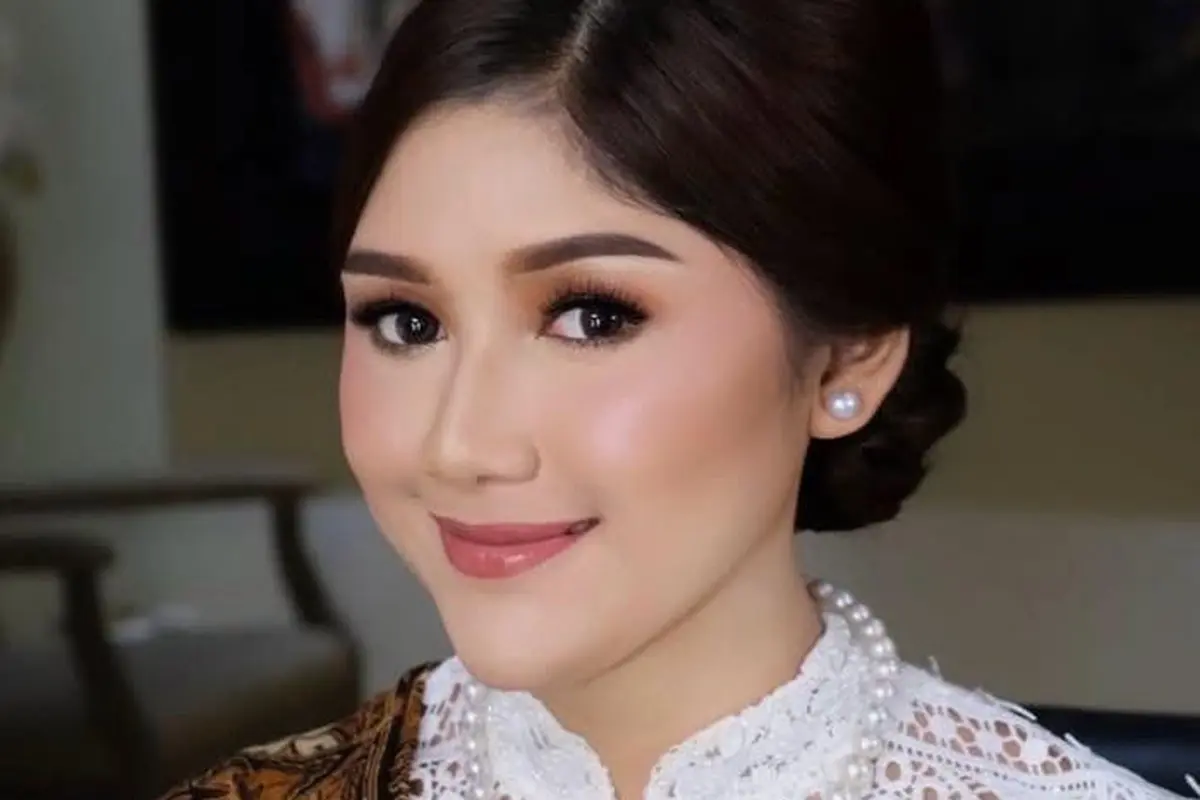 Pesona Anggun Erina Gudono dengan Makeup Soft Glam di Acara Lamaran Sepupunya