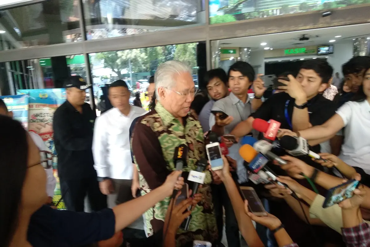 Menteri Perdagangan Enggartiasto Lukita menjenguk Menko Polhukam Wiranto yang tengah dirawat di RSPAD Gatot Subroto.