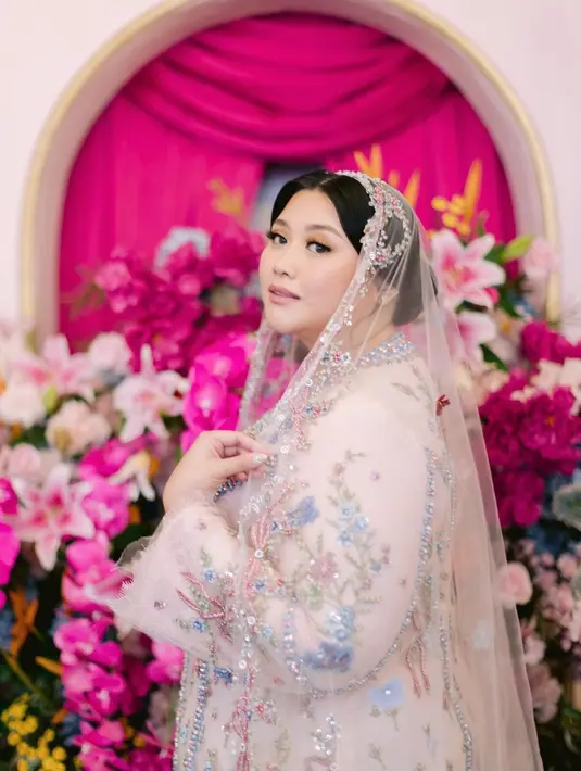 Wajahnya yang super glowing menjadi sorotan. Clarissa Putri menghadirkan tampilan riasan wajah yang bersinar bernuansa merah muda yang lembut dengan area mata yang dipertajam. [Foto: Instagram/clarissaputri_]