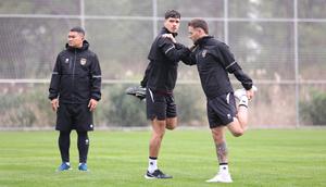 Dua pemain naturalisasi Timnas Indonesia, Marc Klok (kanan) dan Shayne Pattynama (tengah), melakukan pemanasan saat mengikuti pemusatan latihan di Turki, Kamis (21/12/2023). (Dok. PSSI)