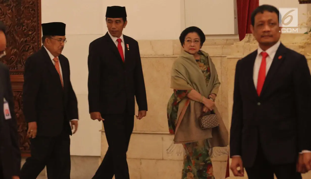 Presiden Joko Widodo, Wakil Presiden Jusuf Kalla dan Presiden ke-5 Megawati Soekarnoputri menghadiri pelantikan Khatib Aam PBNU Yahya Cholil Staquf menjadi anggota Wantimpres RI di Istana Negara, Jakarta, Kamis (31/5). (liputan6.com/Angga Yuniar)