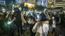 Mahasiswa menyanyikan 'Do You Hear the People Sing' dari 'Les Miserables' selama rapat umum di Hong Kong (22/8/2019). Mahasiswa mengancam bertindak lebih jauh jika pemerintah tidak memenuhi lima tuntutan demonstran, termasuk mencabut RUU Ekstradisi. (AFP Photo/Anthony Wallace)