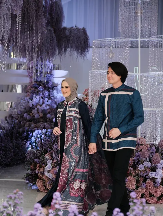 Selain warna pastel, gamis warna bold seperti yang dikenakan Cut Meyriska bisa jadi pilihan.  [Foto: Vanilla Hijab].