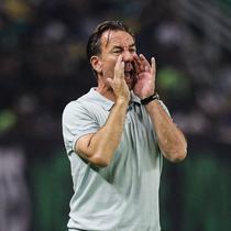 Pelatih PSIM Yogyakarta,&nbsp;Jean-Paul van Gastel sedang memberikan arahan kepada anak asuhnya saat bertanding melawan PSIM Yogyakarta&nbsp;pada BRI Super League 2025/2026 di Stadion Gelora Bung Tomo, Surabaya,&nbsp;Jumat (8/8/2025). (Bola.com/Abdul Aziz)&nbsp;