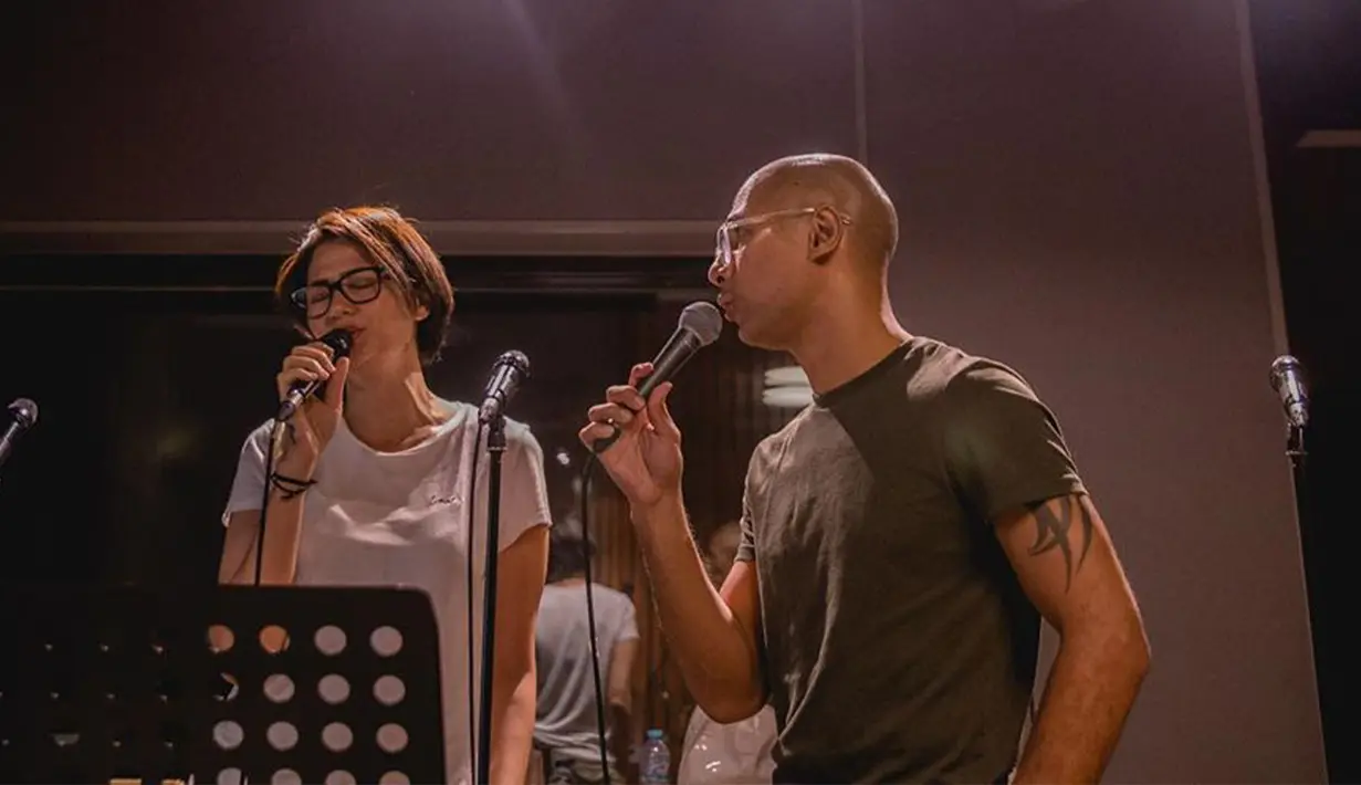 Di foto ini, mereka tampak latihan nyanyi bersama untuk membangun chemistry untuk tampil diatas panggung konser 17 tahun Marcell. (Liputan6.com/IG/@marcellsiahaans)