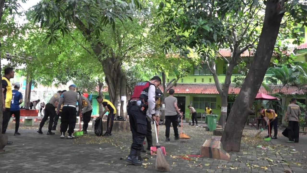 Pasca Olah TKP, Polres Metro Jakarta Utara Bersihkan Masjid SMAN 72 Kelapa Gading dan Hilangkan Traumatis Warga Sekolah