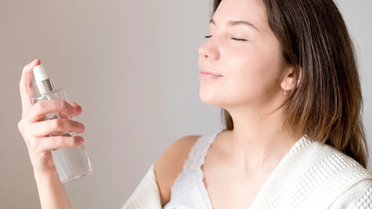 Cara Mengunci Makeup dengan Teknik Sandwich Setting Spray (Foto/Sumber: Freepik)