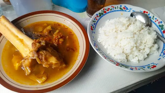 Rekomendasi Tempat Makan Lontong Kikil Enak di Surabaya