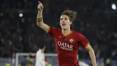 Gelandang AS Roma, Nicolo Zaniolo berselebrasi usai mencetak gol ke gawang AC Milan pada pertandingan Lanjutan Liga Serie A Italia di Stadion Olimpiade Roma (28/10/2019). AS Roma menang tipis 2-1 atas AC Milan. (AP Photo/Andrew Medichini)
