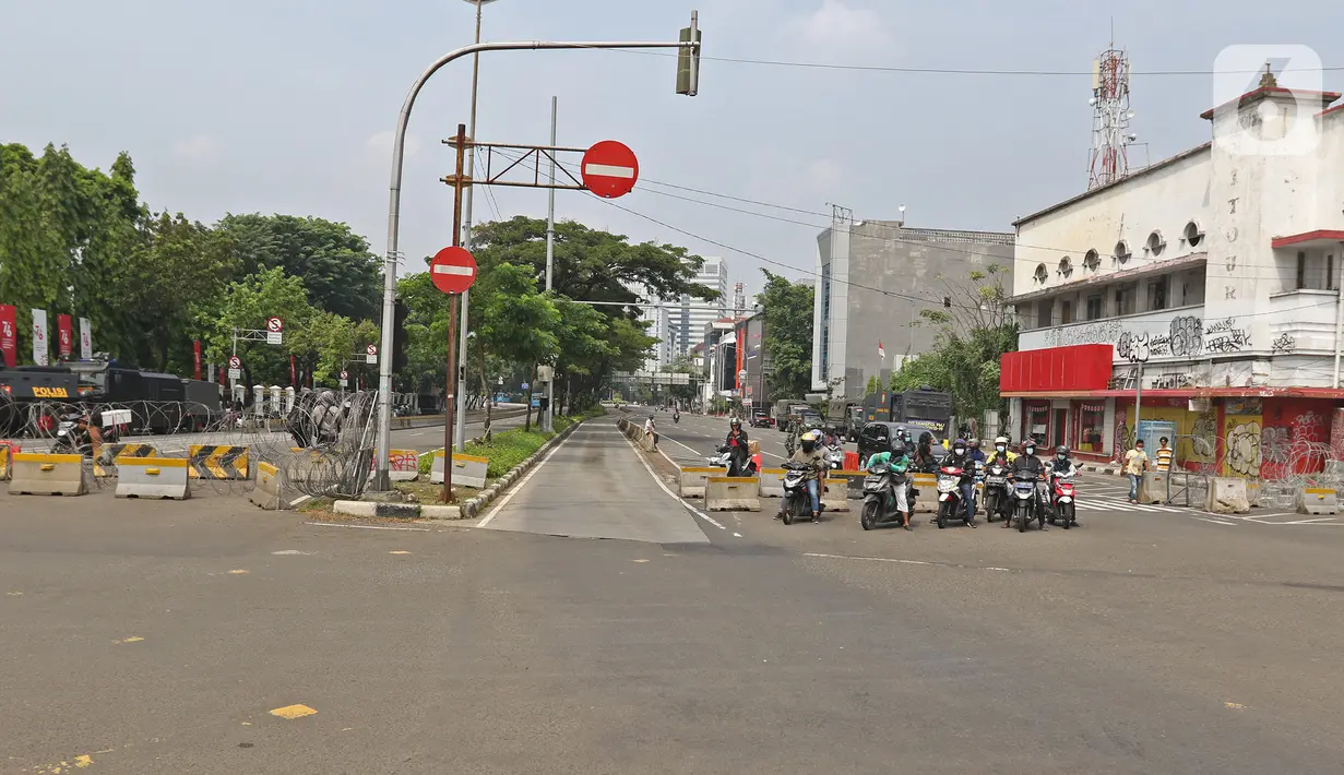 Kawat berduri dan kendaraan taktis disiagakan di kawasan Harmoni, Jakarta, Sabtu (24/7/2021). Pihak kepolisian menutup beberapa akses jalan di sekitar Harmoni untuk mengantisipasi adanya aksi demonstrasi dengan tuntutan menolak perpanjangan PPKM. (Liputan6.com/Herman Zakharia)
