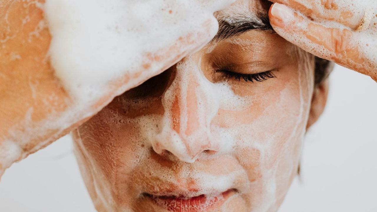 <b>Gunakan Facial Wash dengan Kandungan Bahan Antiinflamasi</b>