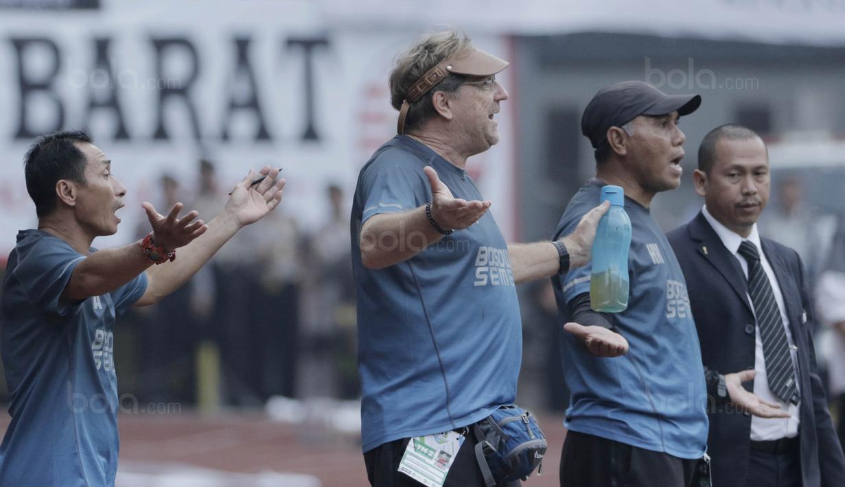 Pelatih PSM, Robert Rene Alberts, melakukan protes kepada wasit saat pertandingan melawan Persija pada laga Liga 1 di Stadion Patriot, Bekasi, Selasa  (15/8/2017). Persija bermain imbang 2-2 dengan PSM. (Bola.com/M Iqbal Ichsan)