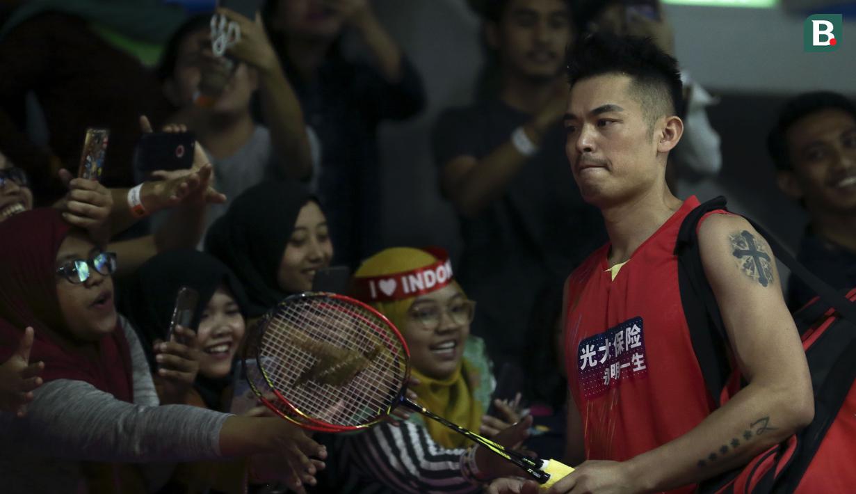 Kehadiran Lin Dan di Istora Senayan disambut meriah oleh penggemar bulutangkis yang ingin menyaksikan aksinya di Indonesia Open 2019. (Bola.com/Peksi Cahyo)