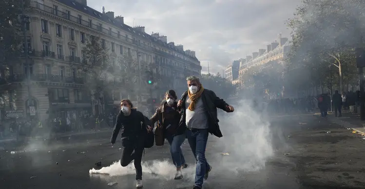 Sejumlah demonstran berlari meninggalkan Lapangan République saat aksi menentang kenaikan biaya hidup sekaligus menyuarakan tuntutan mahasiswa di Paris, Prancis, Sabtu (17/10/2026). (AP Photo/Thibault Camus)