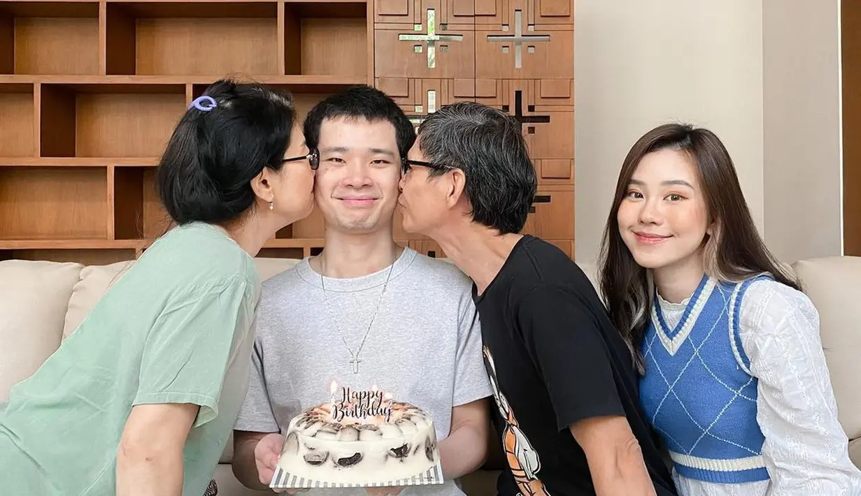 Sesekali tampil dengan vest crop yang dipadukan dengan kemeja putih (Foto: Instagram @jessicajane99