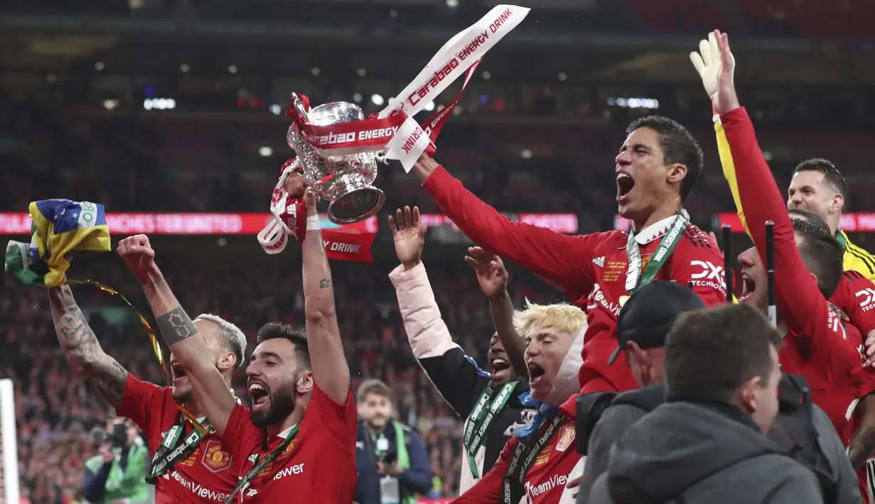 Manchester United atau MU merakayan kemenangan sebagai juara Carabao Cup 2022/2023 usai kalahkan Newcastle United pada partai final di Stadion Wembley, Senin dini hari WIB (27/2/2023). Kali terakhir MU meraih gelar 2016/2017 yakni Liga Europa dan Carabao Cup. (AP Photo/Scott Heppell)