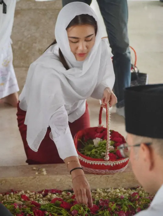 Begini momen Aaliyah Massaid saat menabur bunga di pusara mendiang Presiden Pertama Indonesia. Selain dirinya, cukup banyak selebriti yang ikut ke makam Soekarno seperti Thariq Halilintar. (Liputan6.com/IG/@aaliyah.massaid)