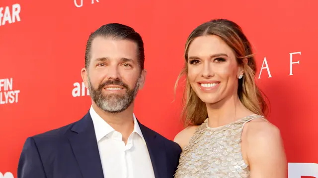 Donald Trump Jr. dan Bettina Anderson. (Mireya Acierto / GETTY IMAGES NORTH AMERICA / Getty Images via AFP).