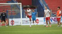 Pemain belakang Persik digembleng khusus mengantisipasi serangan dari sayap jelang laga kontra Persiraja pada pekan kesebelas BRI Liga 1 di Stadion Moch. Soebroto Magelang, Sabtu (6/11/2021). (Bola.com/Gatot Susetyo)