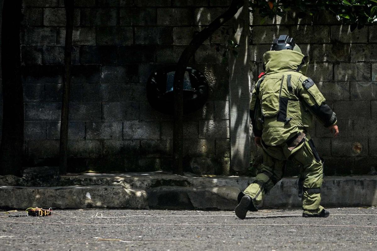 FOTO: Polisi Selidiki Benda Mencurigakan di Depan Gereja GKPS Bandung